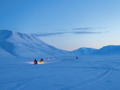 Sneeuwscooters-in-adventdalen
